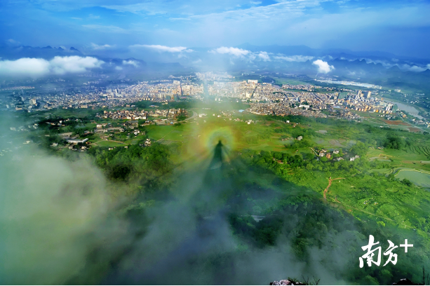 巾峰佛光。劉志成 攝