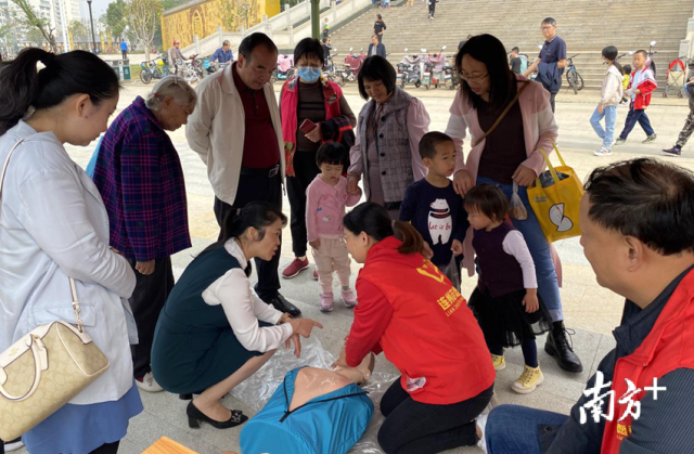 急救知識示范普及。