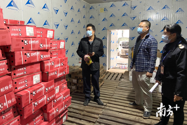 連州市市場監(jiān)督管理局局長吳飄揚對市區(qū)內儲存進口冷凍肉產品的冰庫進行監(jiān)督檢查。