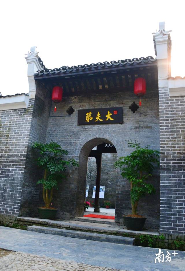 青磚藍瓦、重檐飛翹的“大夫第”民宿。黃津 攝