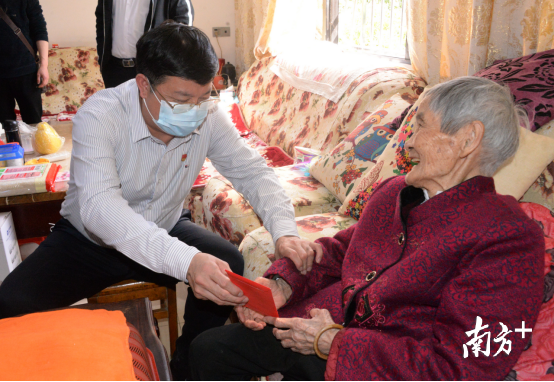 在黃廣珍家，唐慶衛(wèi)對(duì)老人噓寒問(wèn)暖，送上慰問(wèn)金，向老人拜個(gè)早年。黃津 攝