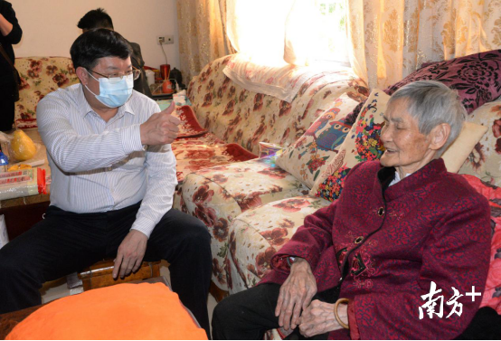 在百歲老人黃廣珍家，連州市長(zhǎng)唐慶衛(wèi)豎起大拇指點(diǎn)贊老人。黃津 攝