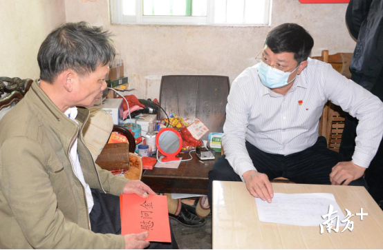 唐慶衛(wèi)希望黃貴標(biāo)，要叮囑小兒子讀好書(shū)來(lái)，爭(zhēng)取考上好的大學(xué)。黃津 攝