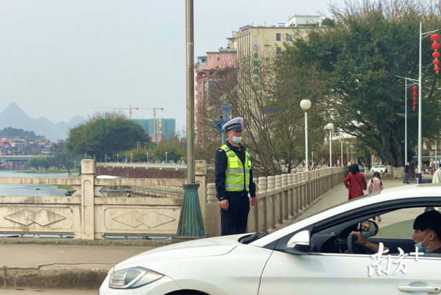 上午7點30分，連州市公安民警吳常超就來到了南門橋頭，開始了一天的交通路口站崗工作。