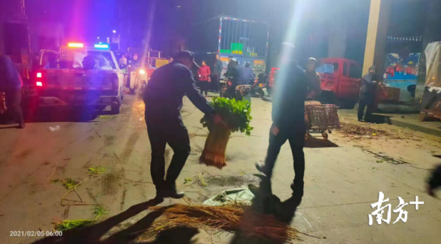 清理亂擺亂賣，營造良好環(huán)境。