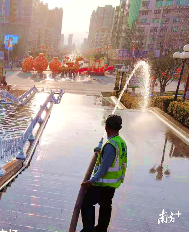 清洗廣場。