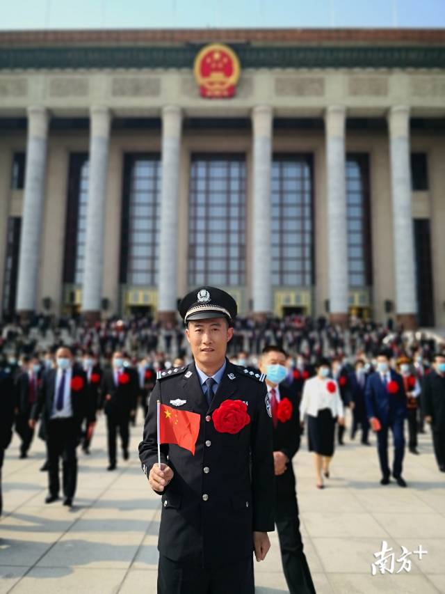 連州市瑤安鄉(xiāng)大營村駐村第一書記兼扶貧工作隊隊長、清遠市公安局交警支隊高速七大隊教導員黃智勇獲授“全國脫貧攻堅先進個人”稱號。圖片由受訪者提供