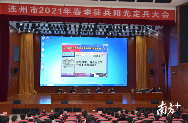 采取電腦隨機(jī)派號(hào)的辦法，確定了55名預(yù)定新兵及入伍去向和5名備選人員。