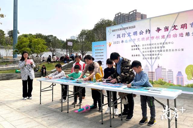 孩子們參與文明拼圖趣味游戲。段燦 攝