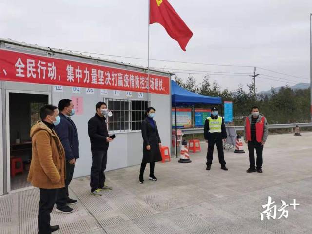 譚麗在西岸指導(dǎo)疫情防控宣傳工作。