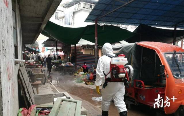 對(duì)大路邊鎮(zhèn)農(nóng)貿(mào)市場(chǎng)進(jìn)行消毒。