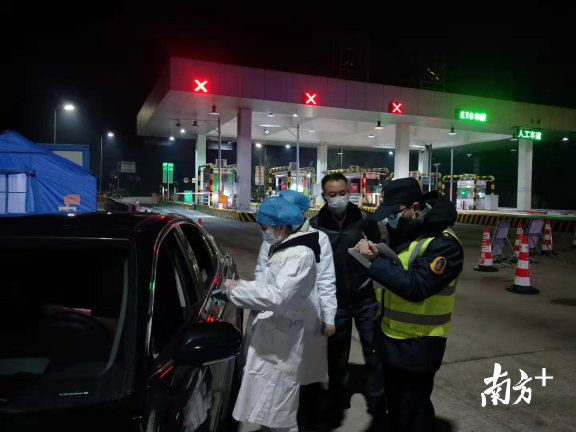 醫(yī)務(wù)、交警等人員在防控點(diǎn)24小時值守。