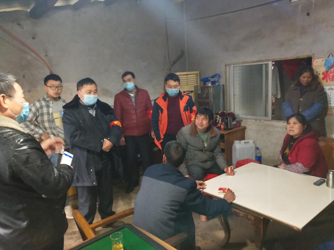 新墟駐村團隊勸導(dǎo)村民不聚集