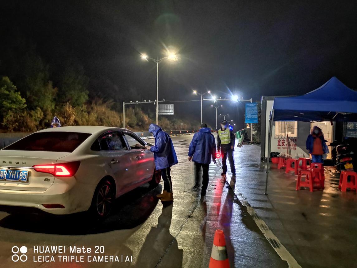 值守人員對過往車輛、人員進行排查