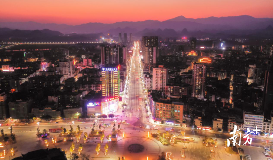 華燈初上。曾亮超 攝