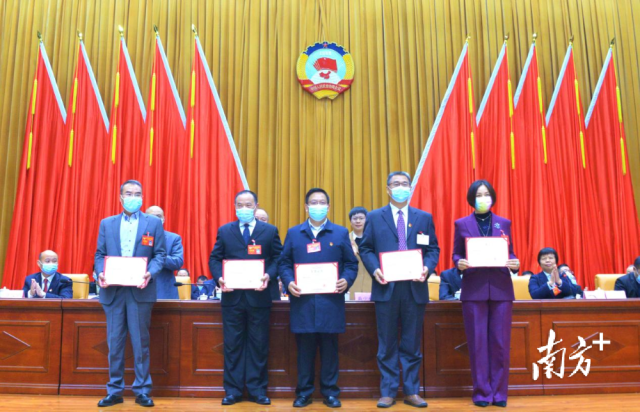 表彰優(yōu)秀提案。張曉欣 攝