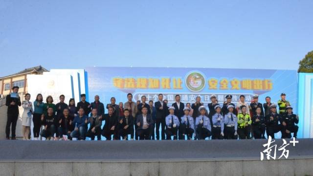 12月2日，連州舉行“守法規(guī)知禮讓、安全文明出行”交通安全宣傳活動(dòng)。張曉欣 攝