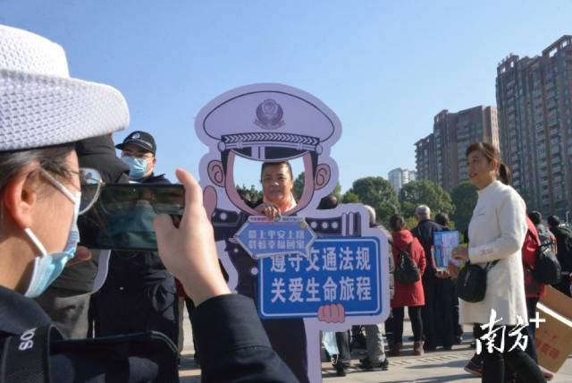 市民留影。張曉欣 攝