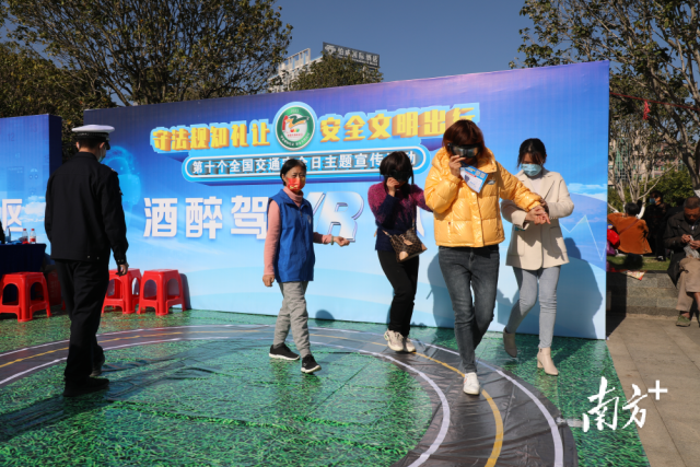 酒醉駕VR體驗(yàn)區(qū)。廖劍鋒 攝