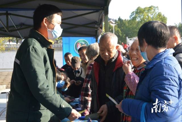 活動(dòng)以互動(dòng)體驗(yàn)、展示咨詢等方式，向群眾宣傳交通安全知識(shí)。張曉欣 攝