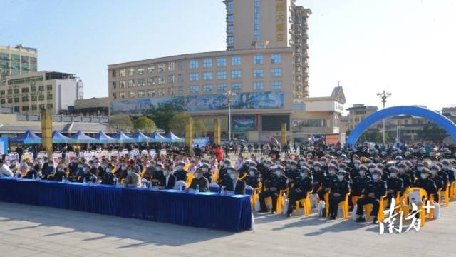 相關(guān)政府機(jī)關(guān)單位、行業(yè)代表、師生代表、市民群眾等參加活動(dòng)。張曉欣 攝