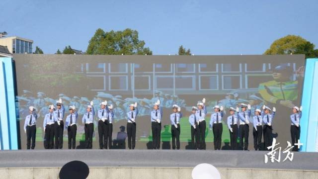 少年交警手勢(shì)操表演。張曉欣 攝