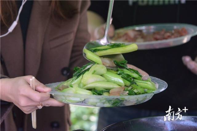 連州菜心炒臘肉。張曉欣 攝