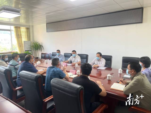 調(diào)研座談。