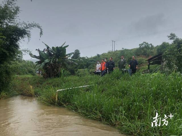 連州市委常委、政法委書記、九陂鎮(zhèn)黨委書記、總河長綦鴻偉與鎮(zhèn)村兩級河長進行巡河排查。