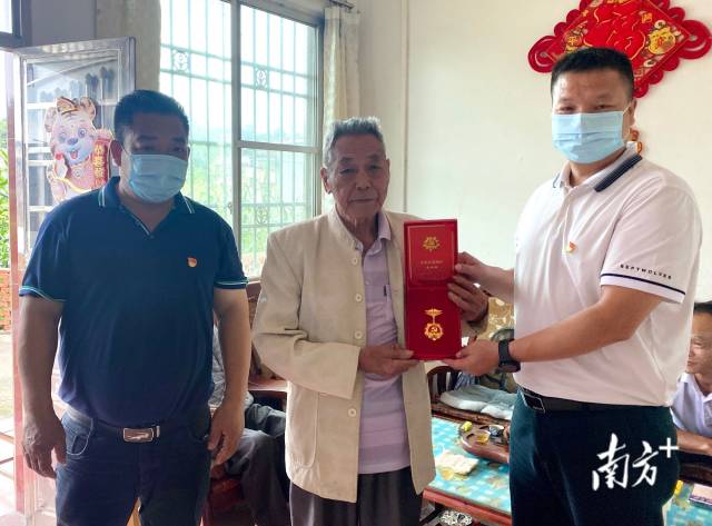 走訪慰問(wèn)老黨員，并送上“光榮在黨50年”紀(jì)念章。