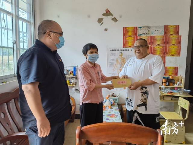 李成娟走訪慰問老黨員。