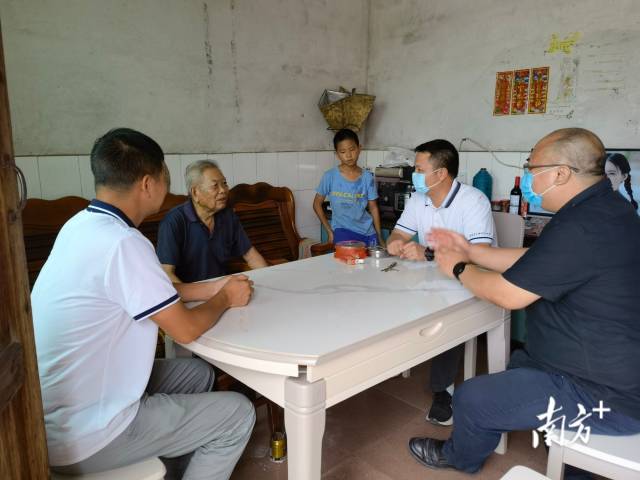 綦鴻偉走訪慰問老黨員。