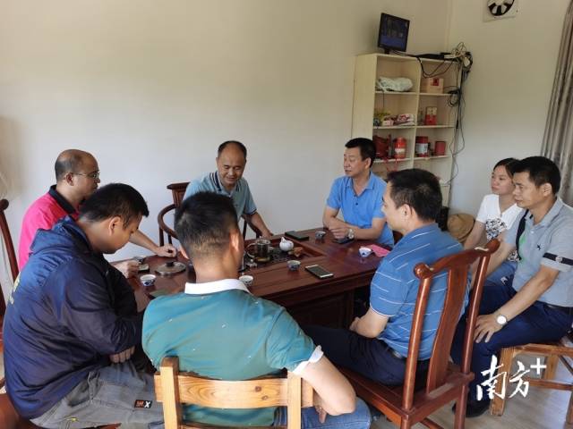 九陂鎮(zhèn)鄉(xiāng)村振興人才驛站到益農(nóng)專業(yè)合作社調(diào)研企業(yè)人才情況。