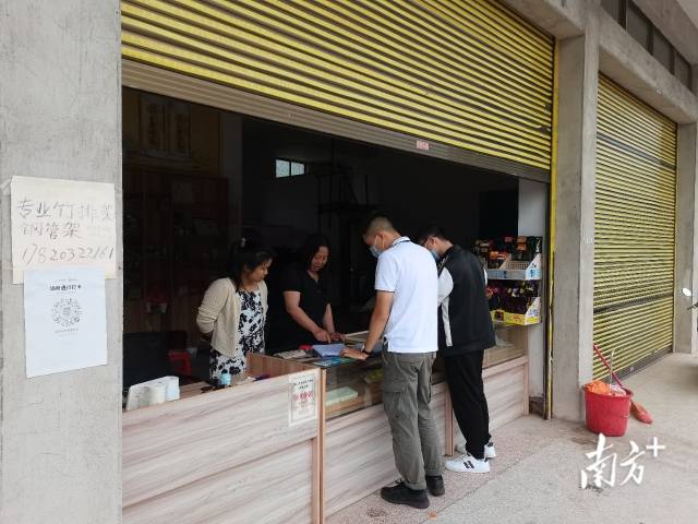 執(zhí)法人員給商家細(xì)致解釋政策。