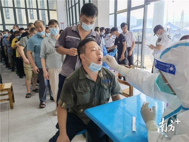 群眾有序排隊(duì)開(kāi)展核酸檢測(cè)。