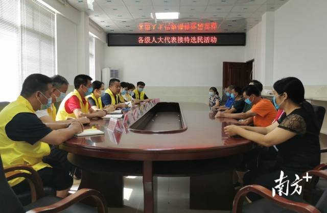 九陂鎮(zhèn)組織各級(jí)人大代表開(kāi)展統(tǒng)一接待選民日活動(dòng)。