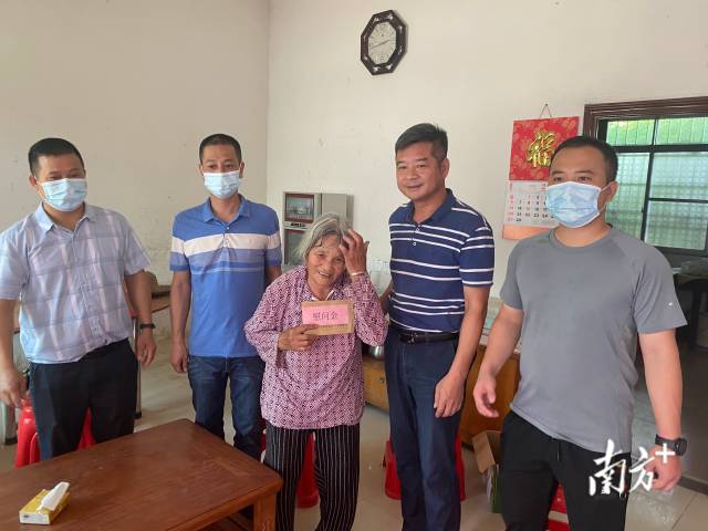 慰問現(xiàn)役軍人李遠輝家屬。