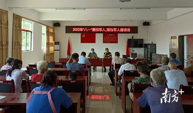 召開村級退役軍人、現(xiàn)役軍人座談會。