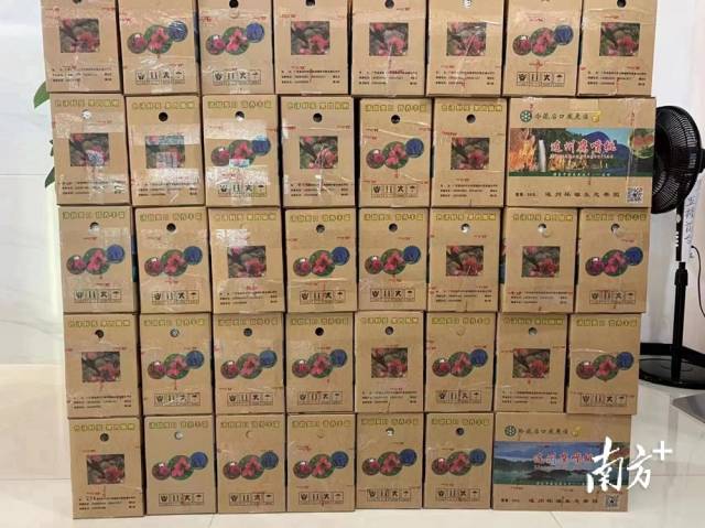 裝箱打包好等待發(fā)貨的水果。