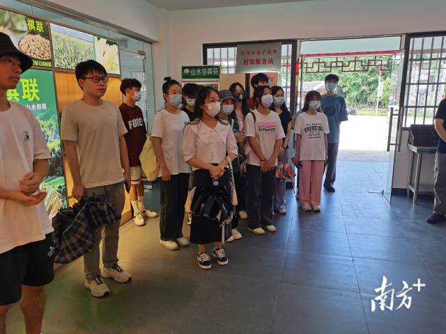 大學(xué)生們實地參觀了解家鄉(xiāng)經(jīng)濟發(fā)展。