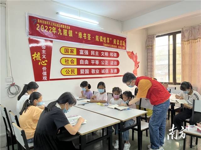 共讀一本好書(shū)。