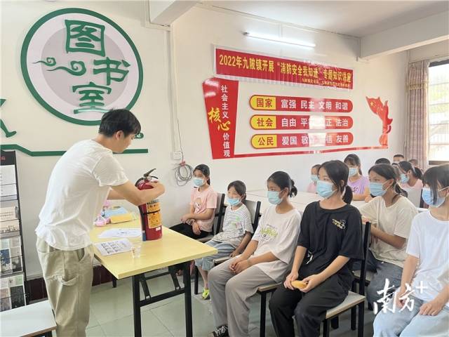 開(kāi)展安全教育講座。 