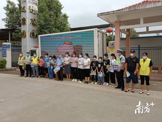 聯(lián)一村人大代表和交警聯(lián)合開展交通安全宣傳活動現(xiàn)場。