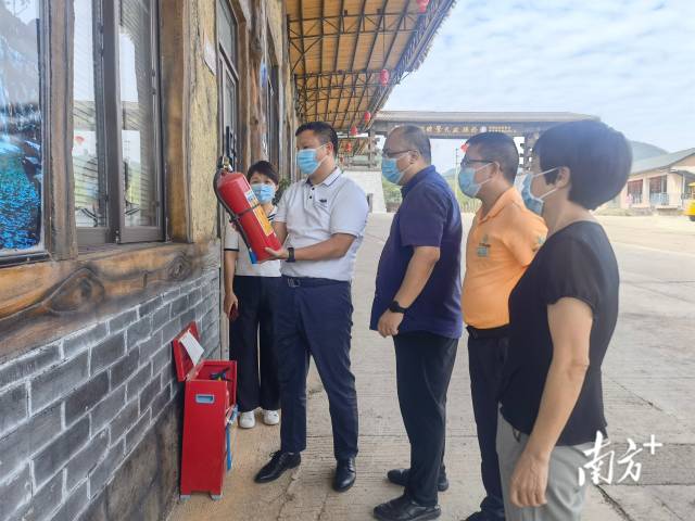 檢查應急裝備配備。