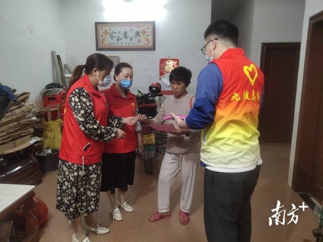 進村入戶開展森林防滅火宣傳。