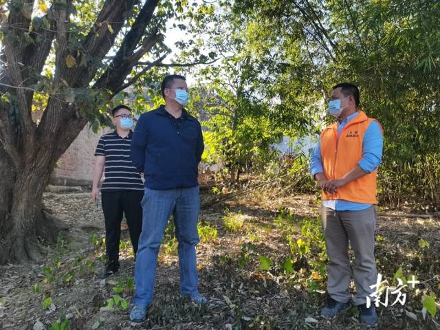 綦鴻偉到雙塘村實地督查森林防火工作。