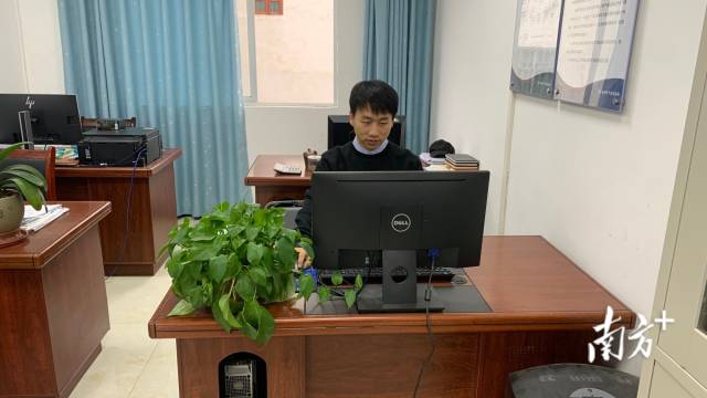 工作中的曹松根。