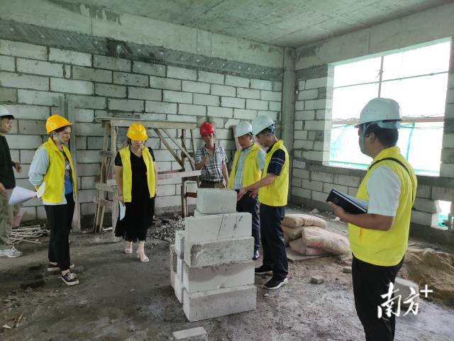 實(shí)地查看新建教學(xué)樓施工情況。