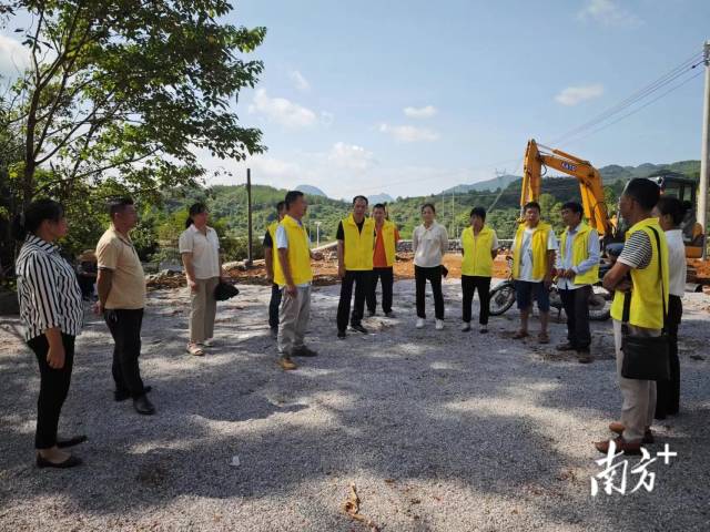 實(shí)地調(diào)研。