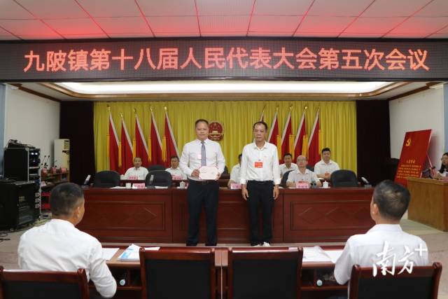 黃成志（右）向鄭劍鋒（左）頒發(fā)證書(shū)。